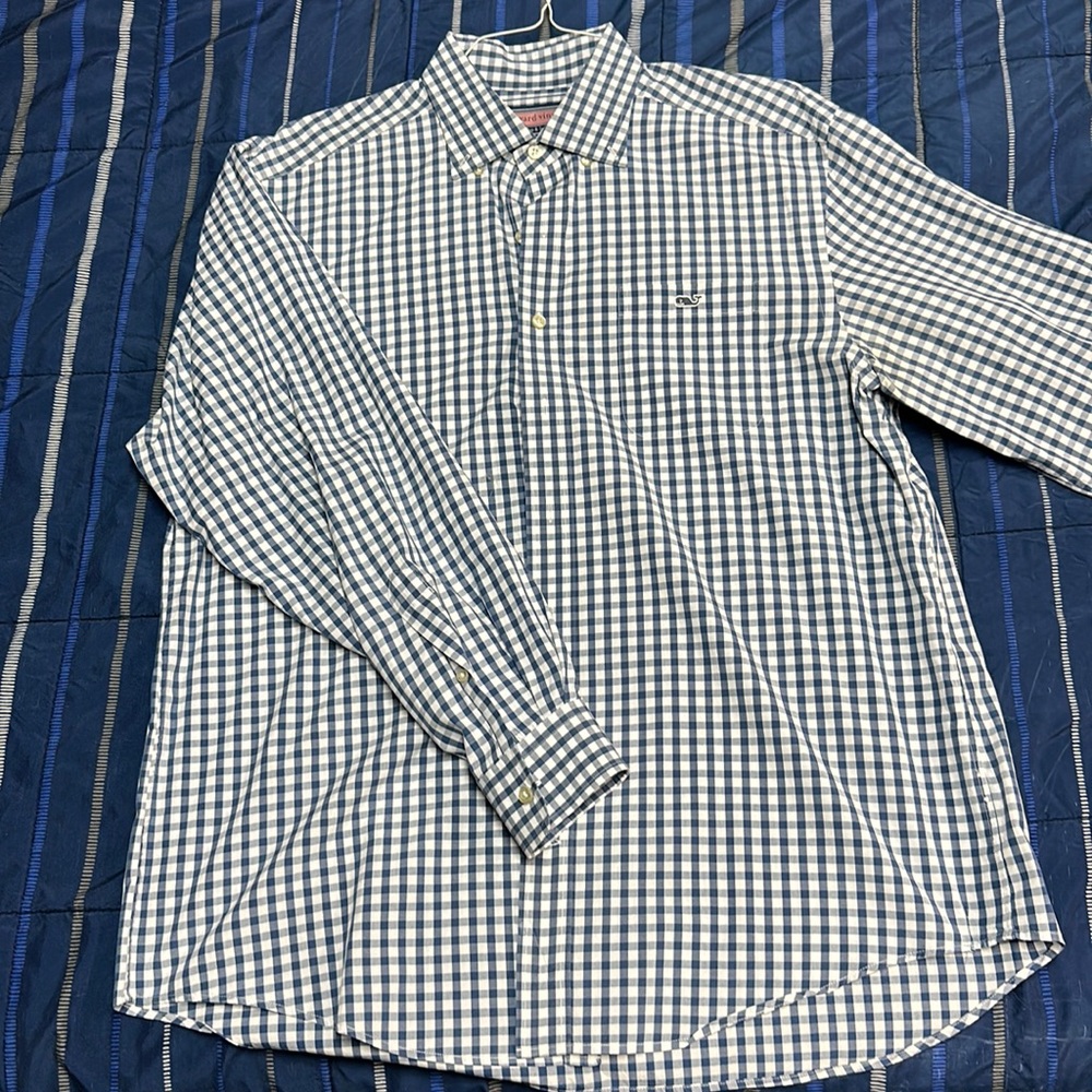 Men’s Vineyard Vines button down- Large